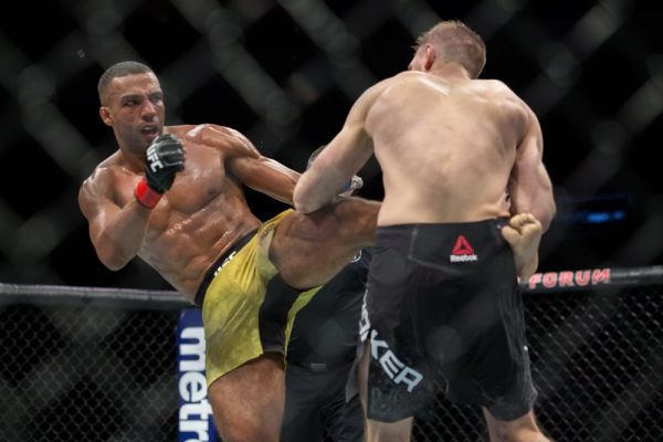 Edson Barboza Brutalizes Dan Hooker Before Finishing With Third Round Knockout Mmanytt Com